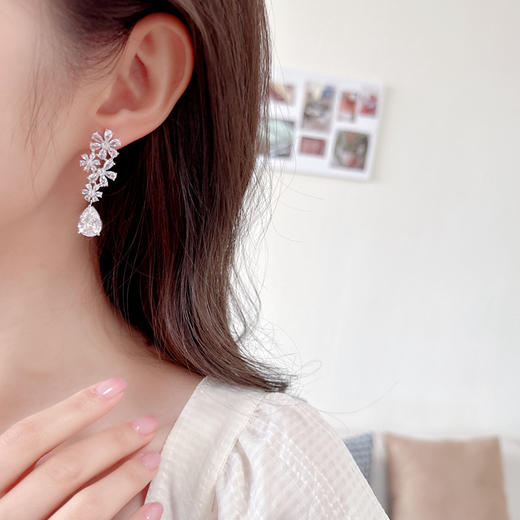 精致轻奢风超闪璀璨锆石花朵水滴耳环LY 商品图2
