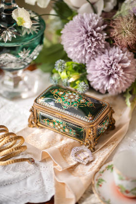 独角鹿西洋古董19世纪法国出品铜鎏金精雕装饰黑地卷叶花卉主题布雷松珐琅彩绘描金珍宝盒