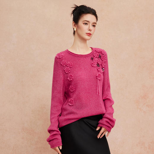 QH602斯尔丽2025新款轻柔软糯保暖手工盘花设计感强气质优雅毛衫 商品图2