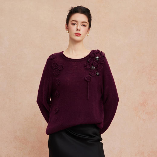 QH602斯尔丽2025新款轻柔软糯保暖手工盘花设计感强气质优雅毛衫 商品图3