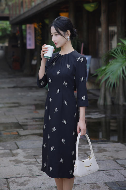 【26年春季第2波投票】YP2611010大气职场通勤水滴领叠褶麦穗刺绣连衣裙 商品图2