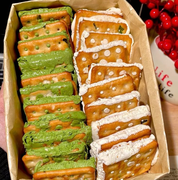 【手撕牛轧糖饼干】台湾古早手工网红休闲零食🔥一口直接沦陷‼ 咸香酥脆的香葱味苏打饼干+超能拉丝的奶香牛轧糖，好吃到停不下来‼