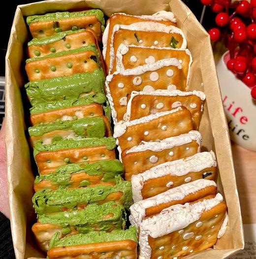 【手撕牛轧糖饼干】台湾古早手工网红休闲零食🔥一口直接沦陷‼ 咸香酥脆的香葱味苏打饼干+超能拉丝的奶香牛轧糖，好吃到停不下来‼ 商品图0