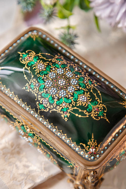 独角鹿西洋古董19世纪法国出品铜鎏金精雕装饰黑地卷叶花卉主题布雷松珐琅彩绘描金珍宝盒 商品图3