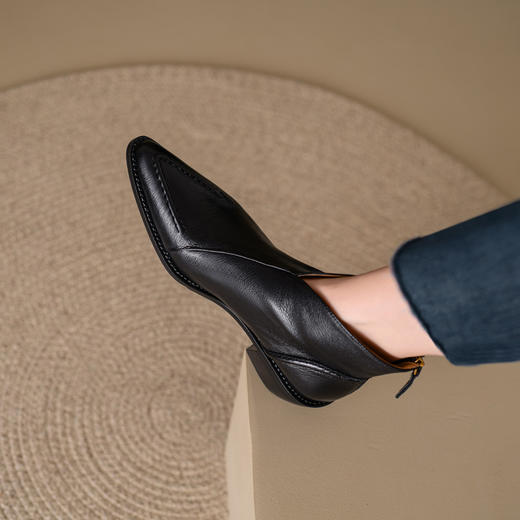 【预售5天】头层牛皮尖头粗跟短靴MLNS*F7102 商品图2