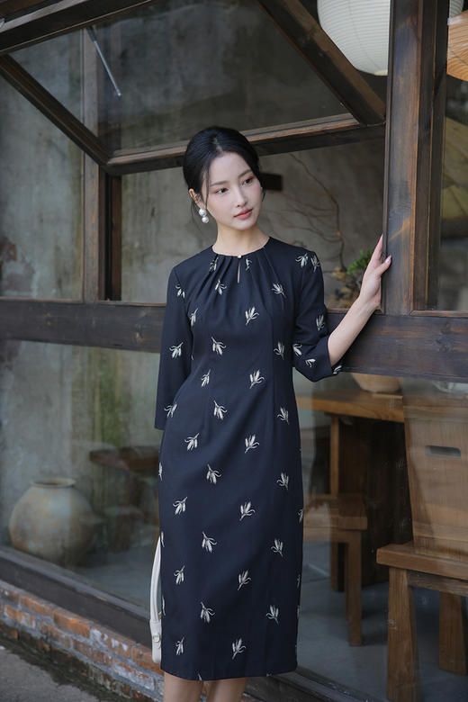 【26年春季第2波投票】YP2611010大气职场通勤水滴领叠褶麦穗刺绣连衣裙 商品图1