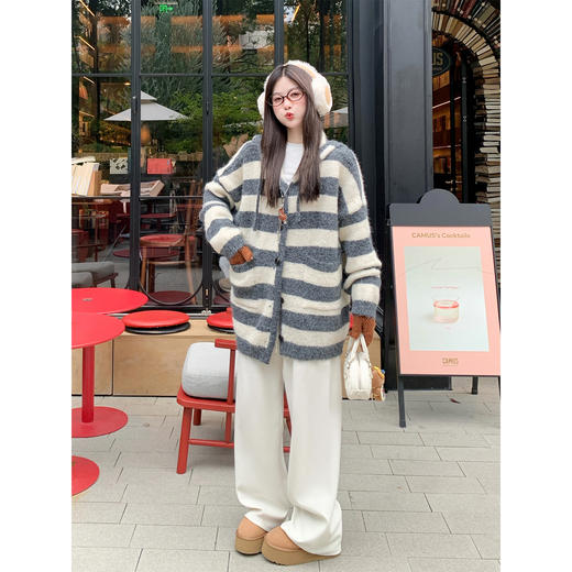 【189元任选2件】现货！白拼灰条纹连帽毛衣外套 商品图3