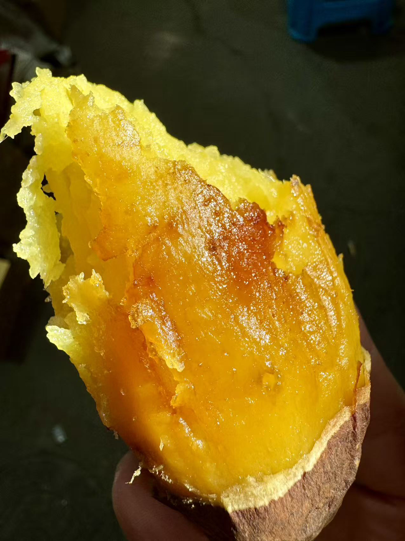 来自太行山的番薯，更软糯，特有的地理环境和气候造就了独特的好滋味。绵密，糯而不水泽泽，相当甜蜜，无筋不卡牙。