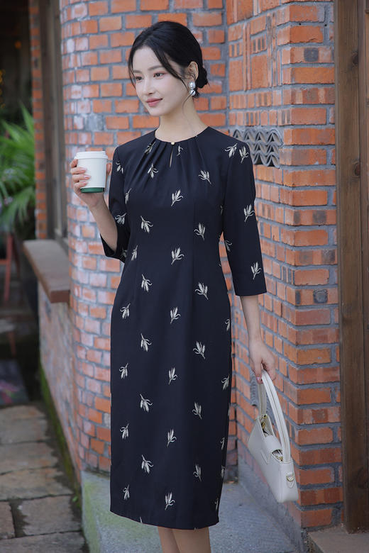 【26年春季第2波投票】YP2611010大气职场通勤水滴领叠褶麦穗刺绣连衣裙 商品图5