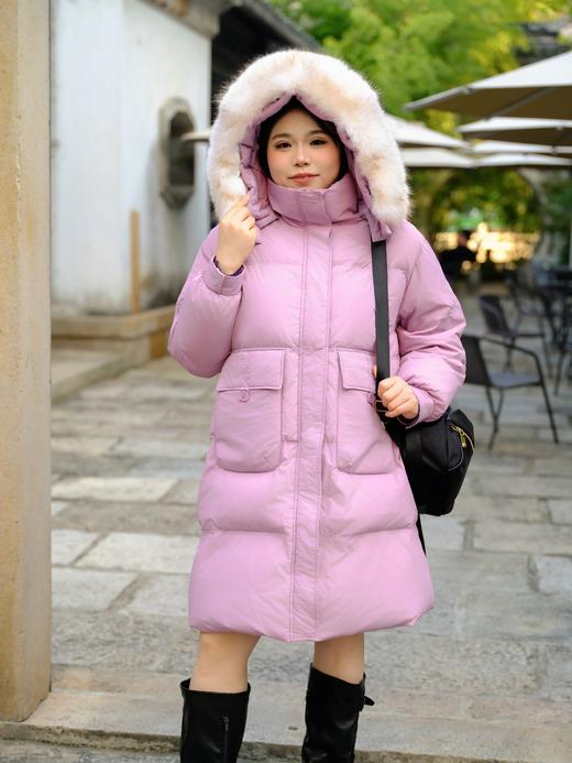 10天发货【中长款 貉子毛领 羽绒服】黑色&粉紫色，宽松的版型，包容性好，藏肉显瘦不臃肿，【毛领可拆卸、帽子不可拆卸】立领和连帽大毛领的设计护颈防风保暖，简约防风袖口。面料锦纶，填充白鸭绒，绒子50% 商品图13