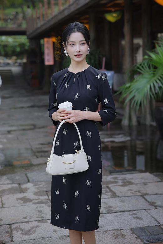 【26年春季第2波投票】YP2611010大气职场通勤水滴领叠褶麦穗刺绣连衣裙 商品图7