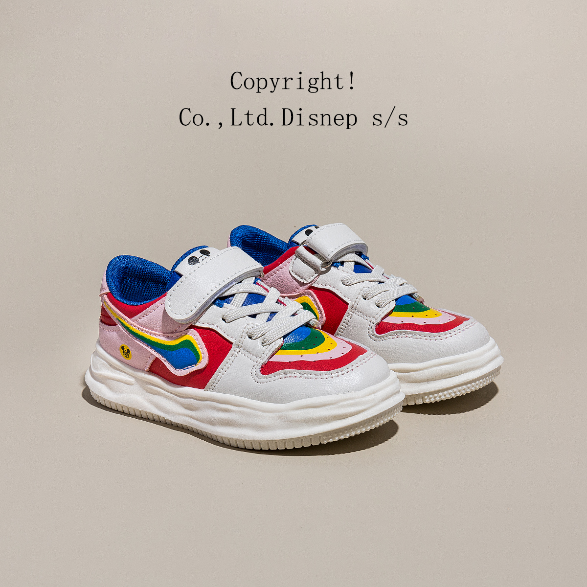 【儿童鞋服丨迪士尼儿童运动休闲板鞋】26-37码可选，鞋面材质透气不易捂脚，后跟和鞋底根据人体工程学设计，不易挑脚型，日常行走不易累脚，款式休闲百搭，轻松搭配多种服装