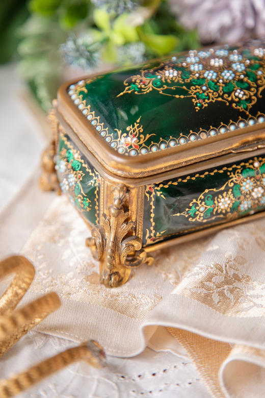 独角鹿西洋古董19世纪法国出品铜鎏金精雕装饰黑地卷叶花卉主题布雷松珐琅彩绘描金珍宝盒 商品图5