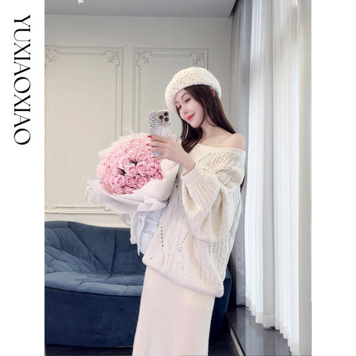 余潇潇【雅致欧尼】时尚烫钻镂空高支澳毛混纺圆领宽松灯笼袖毛衣 商品图4