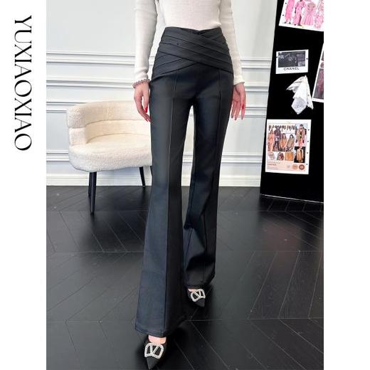 余潇潇【街区焦点】时尚高级漆皮工艺底抓毛层次感交叉腰头微喇裤 商品图0