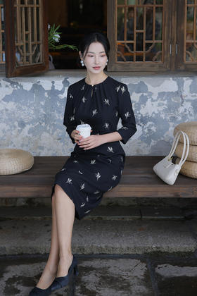 【26年春季第2波投票】YP2611010大气职场通勤水滴领叠褶麦穗刺绣连衣裙