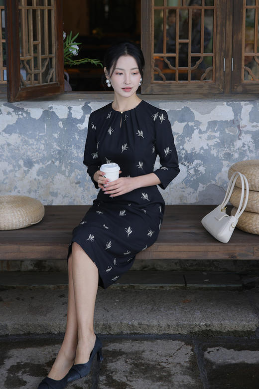 【26年春季第2波投票】YP2611010大气职场通勤水滴领叠褶麦穗刺绣连衣裙 商品图0