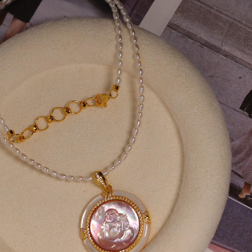 粉贝 笑口常开 福气满满 粉弥勒 高端母贝雕刻 手工精修开脸 配珍珠链一体组合装 商品图5