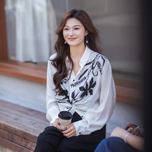 【林栖设计小店】生活在左笔墨花事印花衬衣优雅百搭扭结设计感修身显瘦2026早春新款上衣女1961177 商品图6