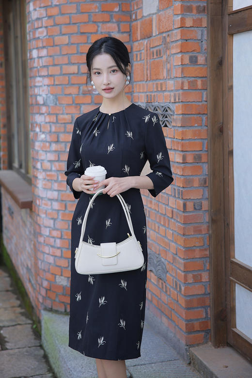 【26年春季第2波投票】YP2611010大气职场通勤水滴领叠褶麦穗刺绣连衣裙 商品图11