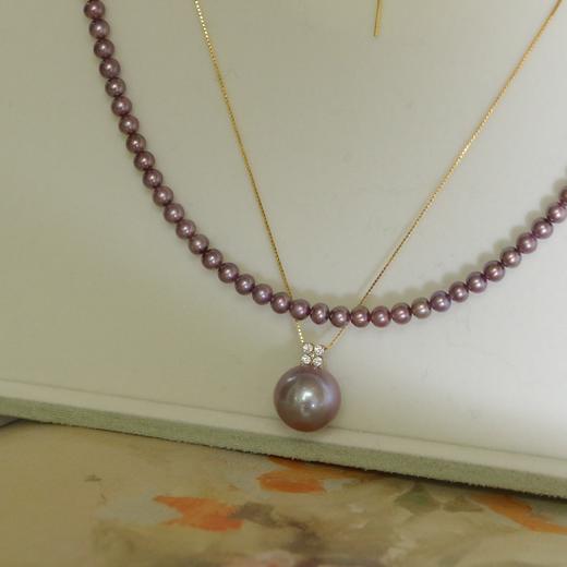 九紫离火运极品珍珠，吊坠13-14mm，极光完美无瑕。吊坠配件纯18k金。
加赠一串天然色浓紫色小项链4-5mm，无暇品质，视觉正圆，强光 商品图2