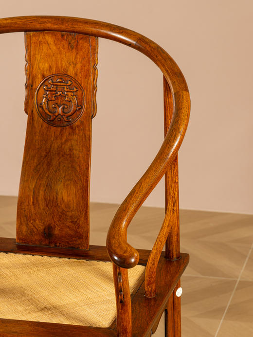 清	黄花梨螭龙捧寿圈椅（一对） 商品图1