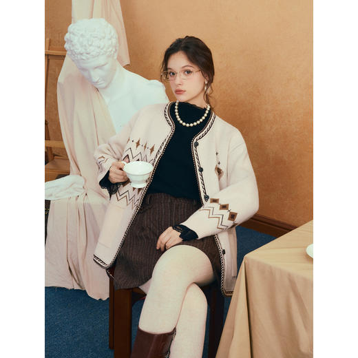 两三事 琉璃诗颂 2025冬季新款优雅几何图案提花毛衣外套女宽松 商品图1