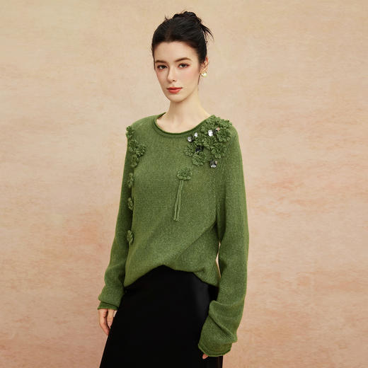 QH602斯尔丽2025新款轻柔软糯保暖手工盘花设计感强气质优雅毛衫 商品图8