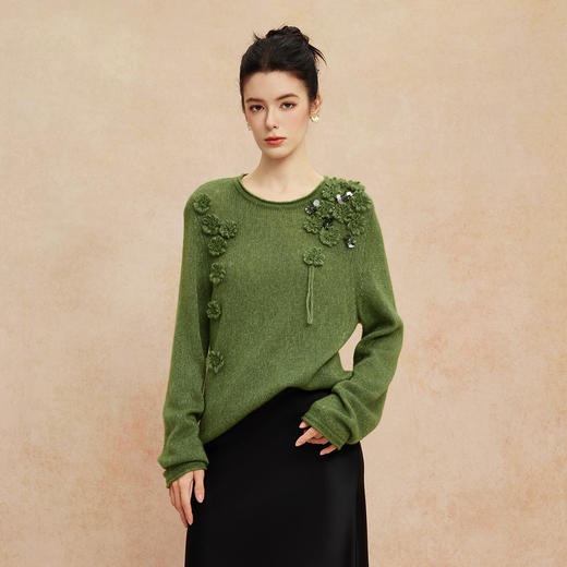 QH602斯尔丽2025新款轻柔软糯保暖手工盘花设计感强气质优雅毛衫 商品图6