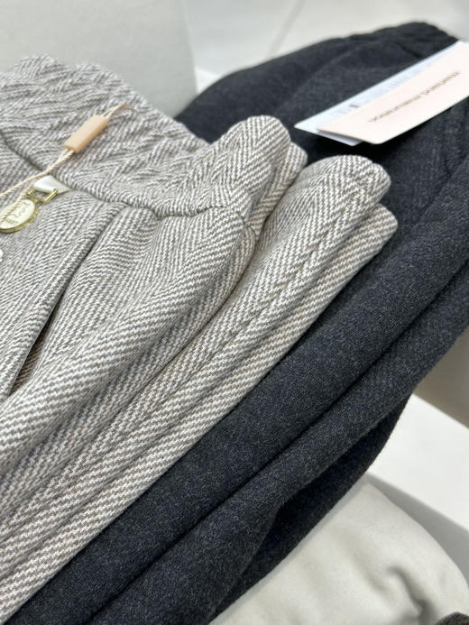 原价400+💰降温特惠❗️一条过冬❗️【米兰时装周品牌Marland·人字纹加绒加厚直筒裤】工厂直销价！通体奥粒绒内里、保暖加倍、无畏严寒✅立体剪裁设计，遮肉显瘦，完全不臃肿✅3色，可穿到180斤 商品图4