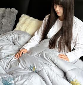【超模君严选 张仲景艾绒抗菌被】艾绒的独特功效更是令人惊喜 精选艾叶、多道精细工序制作而成，舒适柔软