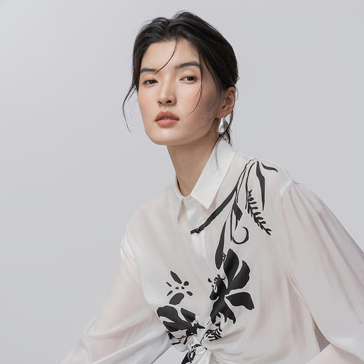 【林栖设计小店】生活在左笔墨花事印花衬衣优雅百搭扭结设计感修身显瘦2026早春新款上衣女1961177 商品图3