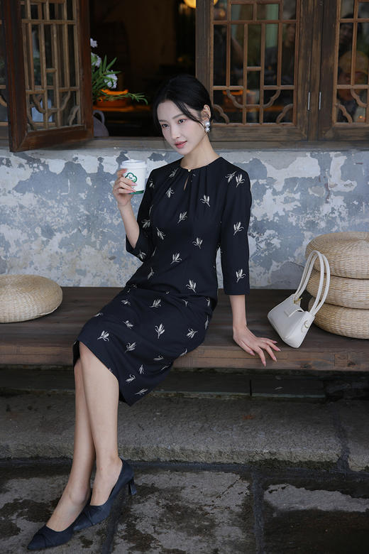 【26年春季第2波投票】YP2611010大气职场通勤水滴领叠褶麦穗刺绣连衣裙 商品图10