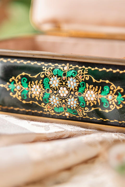 独角鹿西洋古董19世纪法国出品铜鎏金精雕装饰黑地卷叶花卉主题布雷松珐琅彩绘描金珍宝盒 商品图7