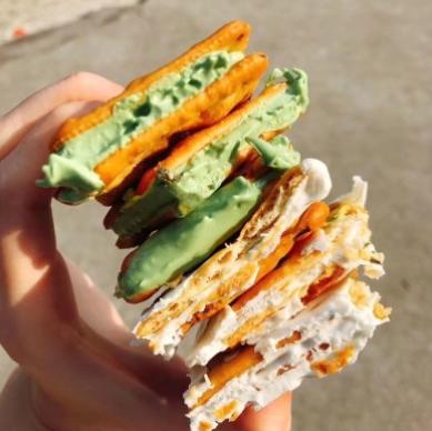 【手撕牛轧糖饼干】台湾古早手工网红休闲零食🔥一口直接沦陷‼ 咸香酥脆的香葱味苏打饼干+超能拉丝的奶香牛轧糖，好吃到停不下来‼ 商品图6