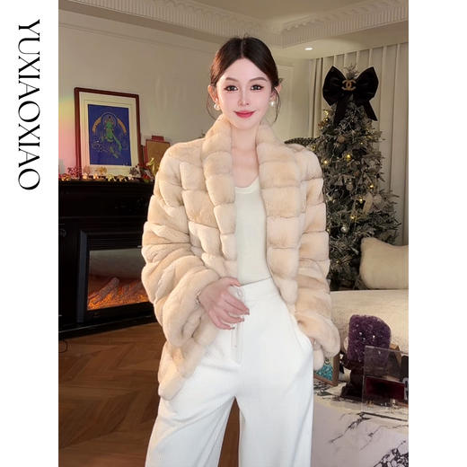 余潇潇【拉菲古堡】渐变层次横排雷克斯獭兔毛V领猪鼻扣抽绳皮草 商品图0