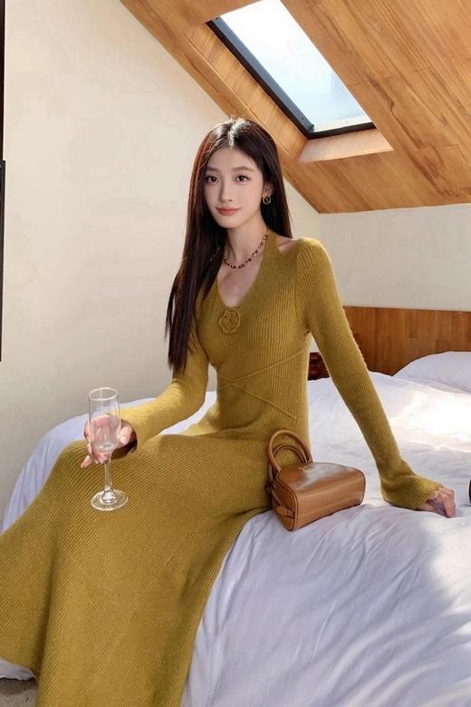 SIA SAYLOR 气质优雅挂脖花朵修身针织连衣裙 21803 商品图5