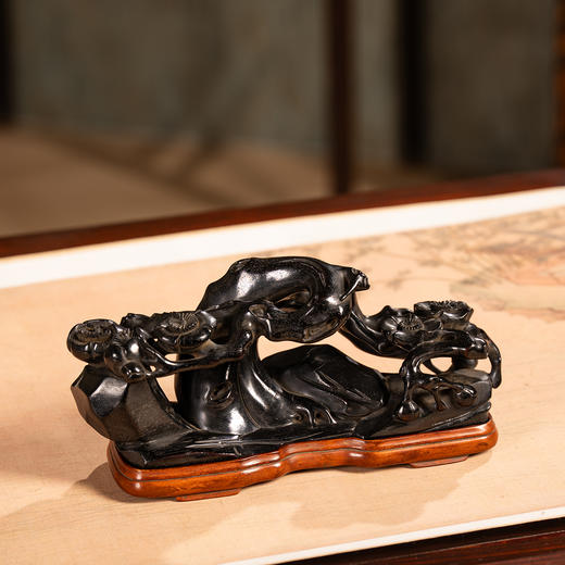 清	紫檀木雕梅花纹山子摆件（黄杨木座） 商品图0