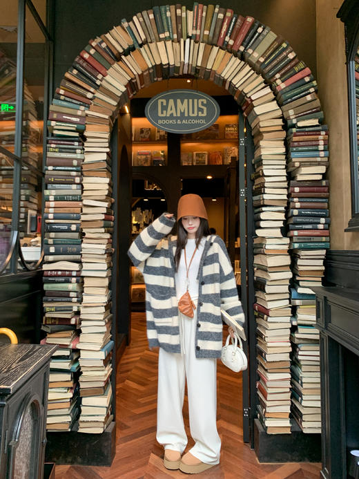 【189元任选2件】现货！白拼灰条纹连帽毛衣外套 商品图5