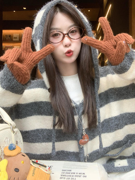 【189元任选2件】现货！白拼灰条纹连帽毛衣外套 商品图12