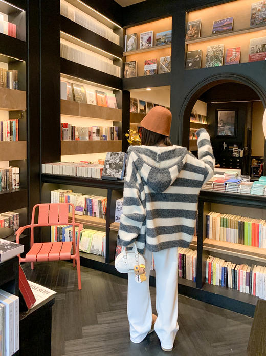 【189元任选2件】现货！白拼灰条纹连帽毛衣外套 商品图6