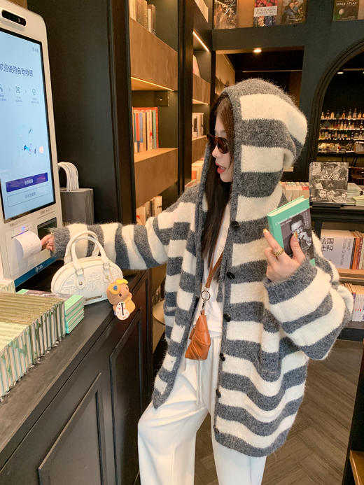 【189元任选2件】现货！白拼灰条纹连帽毛衣外套 商品图8