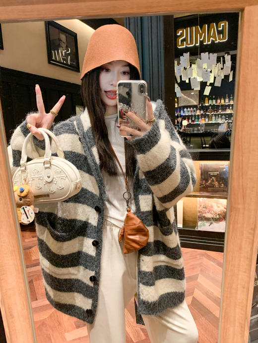 【189元任选2件】现货！白拼灰条纹连帽毛衣外套 商品图7