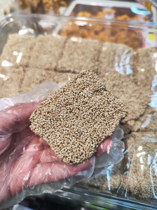 芝麻软片  不粘牙  不甜腻  芝麻香气足  配料干净 健康美味   合格证在整件包装里面，散称是不带合格证的哦~ 商品图0