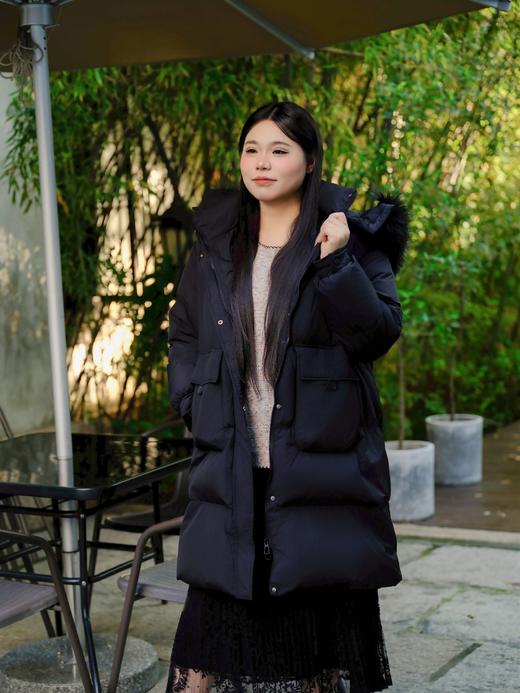 10天发货【中长款 貉子毛领 羽绒服】黑色&粉紫色，宽松的版型，包容性好，藏肉显瘦不臃肿，【毛领可拆卸、帽子不可拆卸】立领和连帽大毛领的设计护颈防风保暖，简约防风袖口。面料锦纶，填充白鸭绒，绒子50% 商品图2