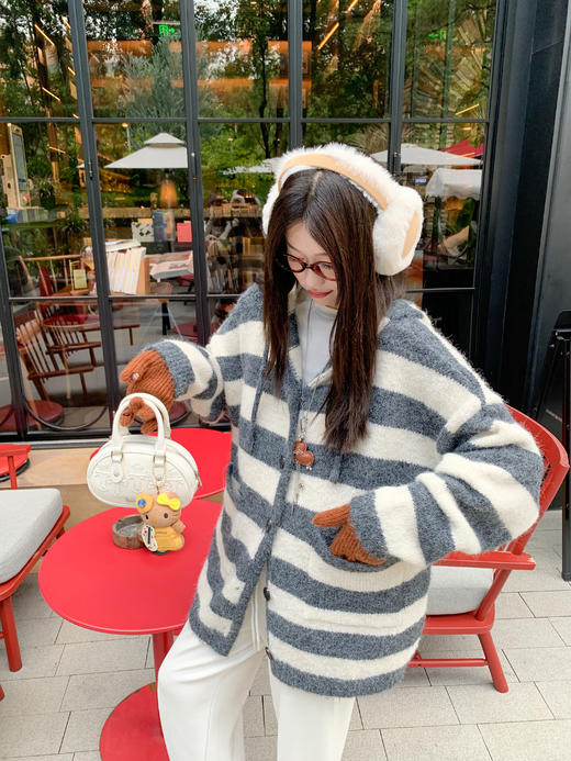 【189元任选2件】现货！白拼灰条纹连帽毛衣外套 商品图9