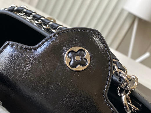 秋冬特惠💰1700 渠道级LV 新品 te级LV 动态芯片 M25492/M48865黑油蜡二合一 本款Capucines East-WestBB手袋 商品图6