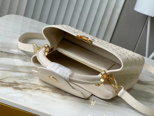 秋冬特惠💰1680 渠道级LV 新品 te级LV 动态芯片 M48865奶白蜥蜴刺绣 Capucines手袋 商品图5