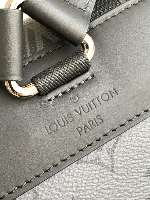 秋冬特惠💰1470 渠道级LV【全钢五金 MB163c01变码芯片】te级LV 全套包装 M46331黑拼灰花 本款Christopher 小号双肩包 商品图5