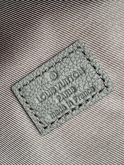 秋冬特惠💰1600 渠道级LV【全钢五金 MB163c01变码芯片】te级LV 全套包装 M46553压花黑 本款 Discovery 双肩包 商品图8